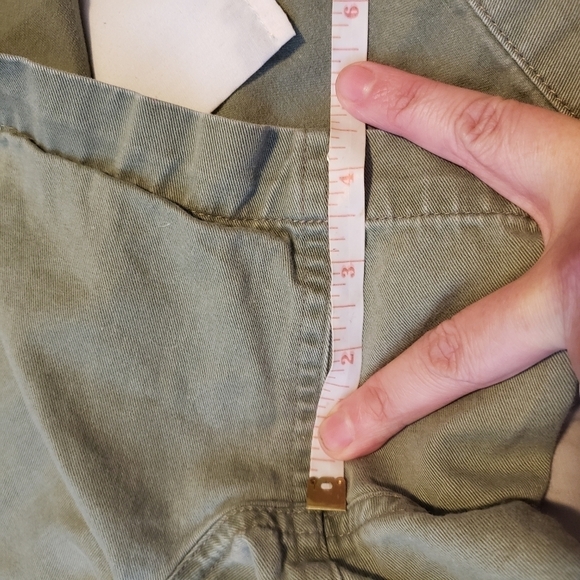 St. John’s Bay Chino Shorts Olive Green Women's 10 Nuetral Everyday Summer EUC - Picture 9 of 9